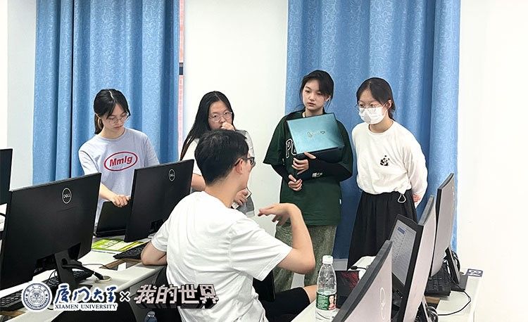 A photo taken in the optional course shows the students discussing with the game designer from NetEase.