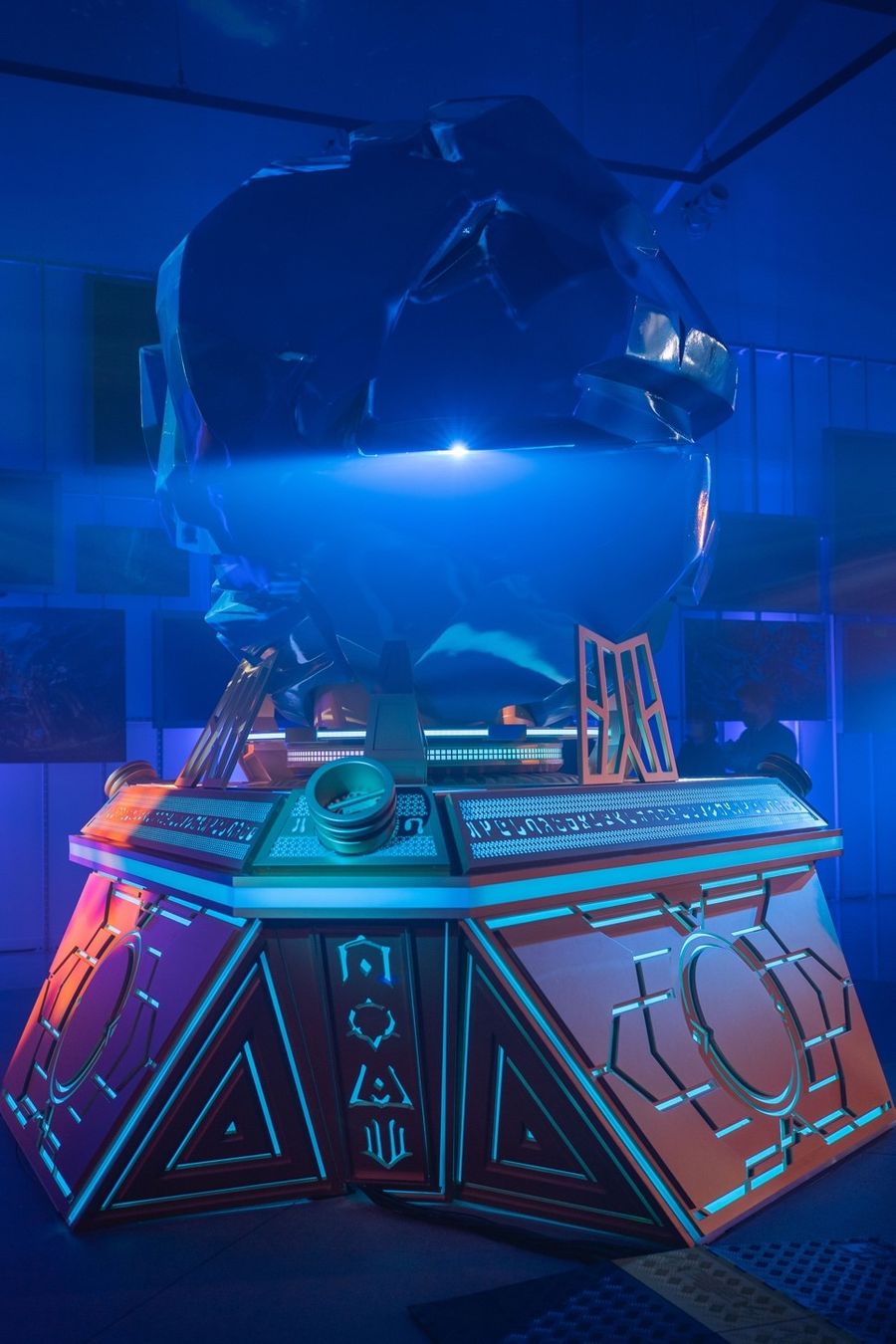 As a key to the plot, hex crystal was the most eye-catching decoration at the event