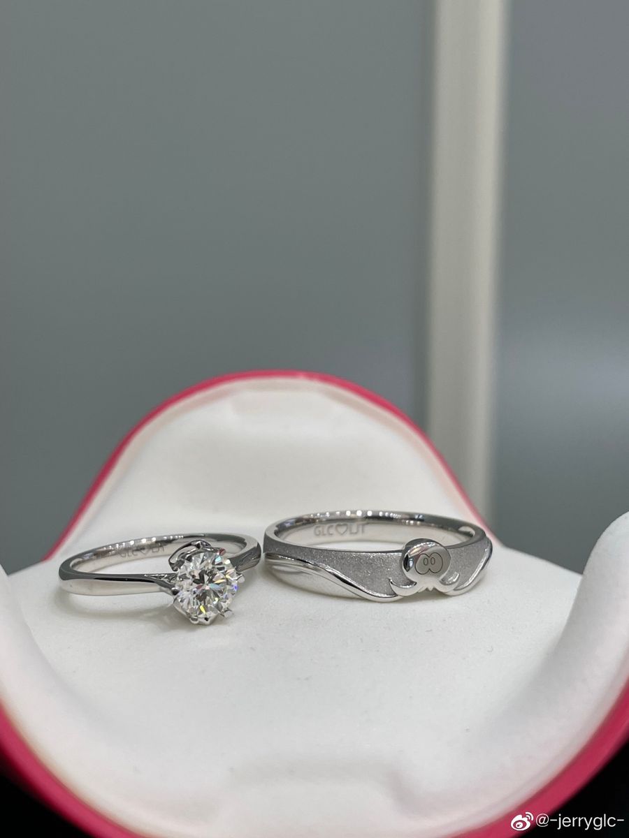 Photo of the wedding rings