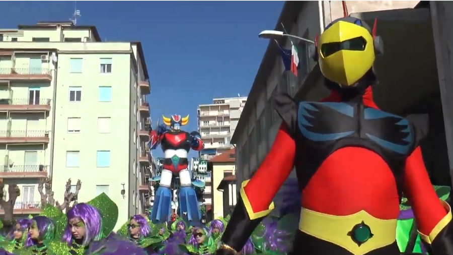 A photo of the Carnevale di Follonica 2019 in Italy where they prepared a full-size moveable Grendizer robot as a stage.