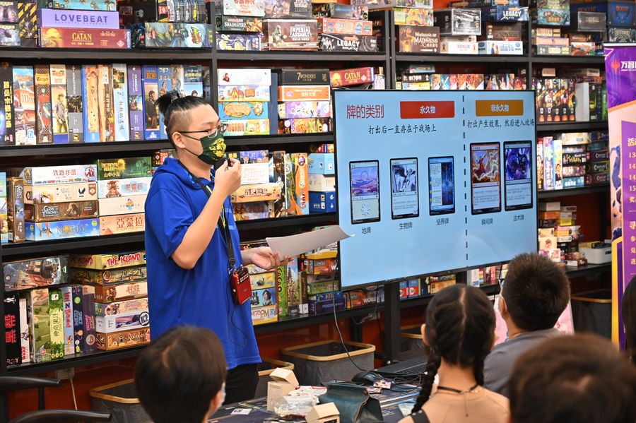 MTG Staff Explaining the Game