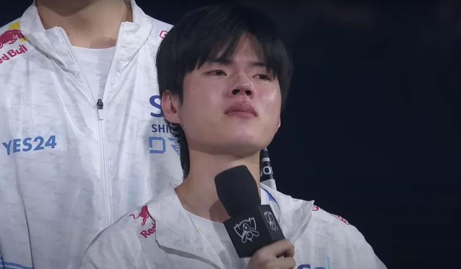 DRX Deft burst into tears on the stage of the Worlds 2022 Finals