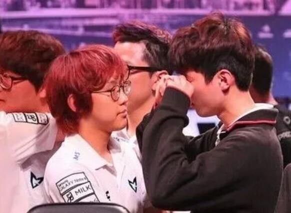Samsung White's ADC Imp embracing Deft while he cries