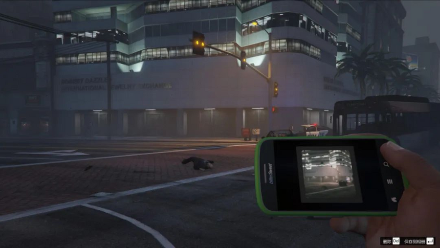 (Above: Martin Parr, The Louvre; Below: Xie Rui, Jerry, Jerry, materials from GTA5)