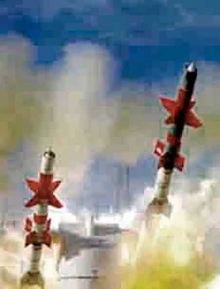 (Above:Wolfgang Tillmans,Concorde;Middle, Lin Boshan, Empires;Below:Thomas Ruff,Jpegs)