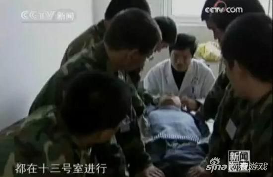 A photo of Yang Yongxin administering therapy to a patient.
