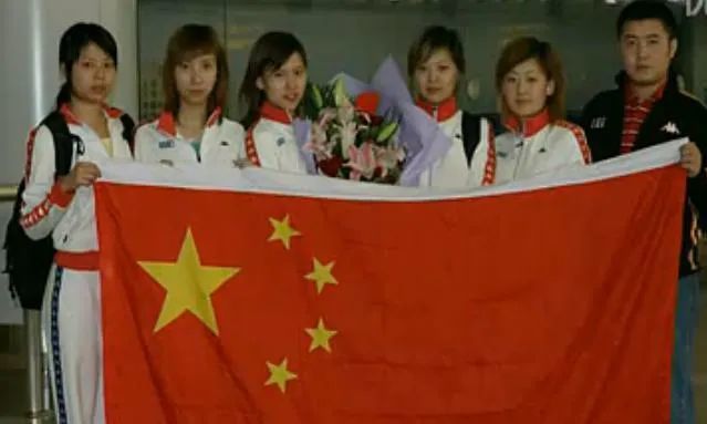 A group photo of Swan[5] after winning the championship, the third from the left is Valen