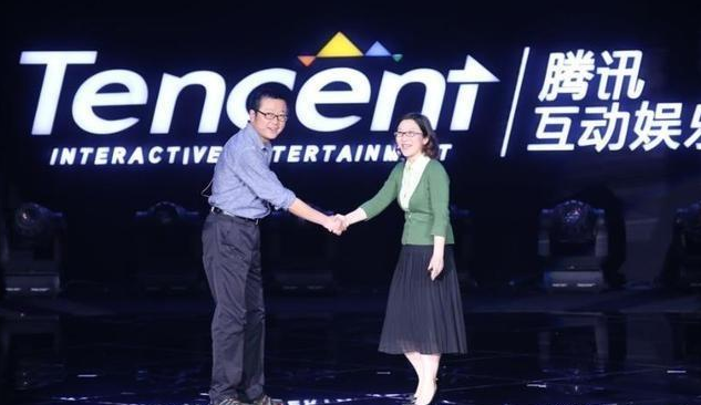 Liu Cixin shaking hands with Tencent representitive