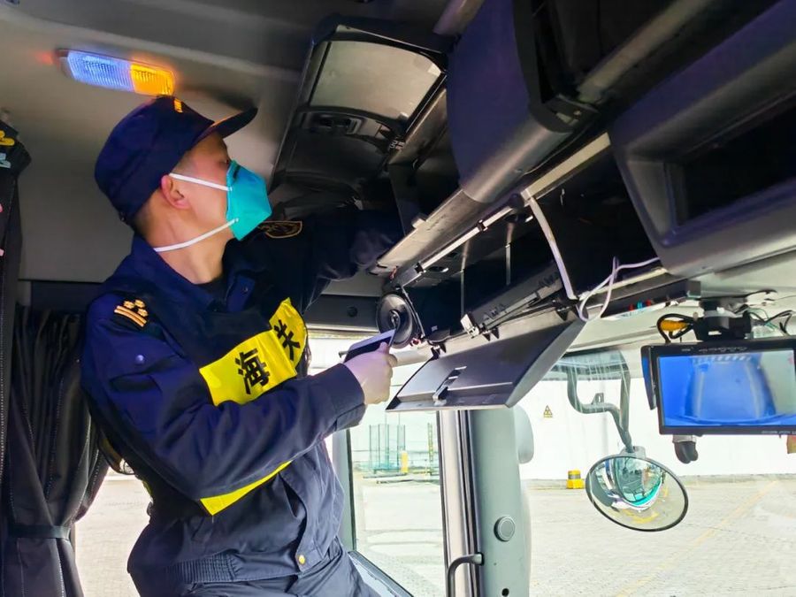 Shenzhen Customs inspecting the sumggling truck