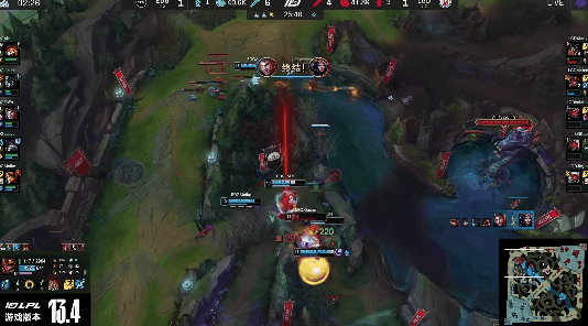 In the third game, at 25 minutes, EDG Ale attacked from behind, helping EDG ace LGD.