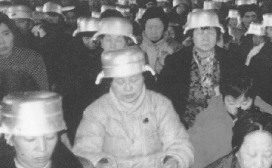 Fig 3  Members of Beijing Miaofeng Qigong Class were practicing telepathy in 1993. The cooking pot was used to enhance the “signals”.