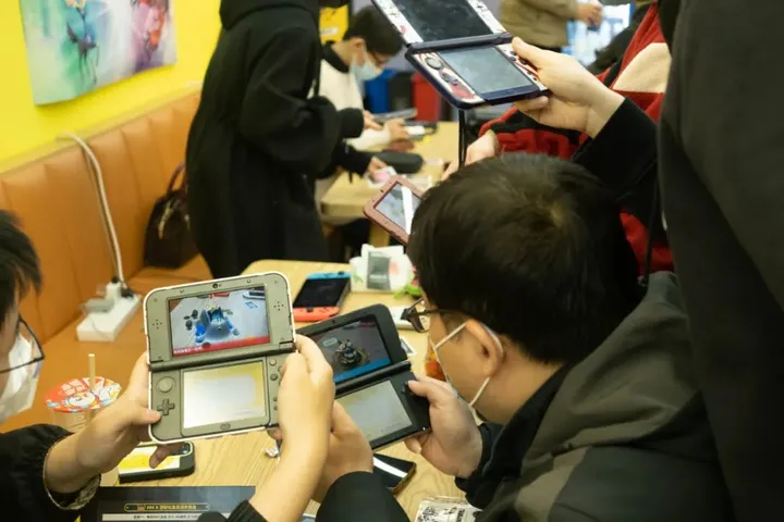 At the YYS event, players shared their knowledge about the 3DS and its games with each other.