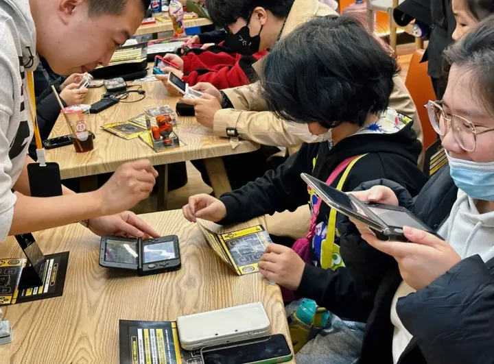 Li Zihui’s daughters played games on Nintendo 3DS