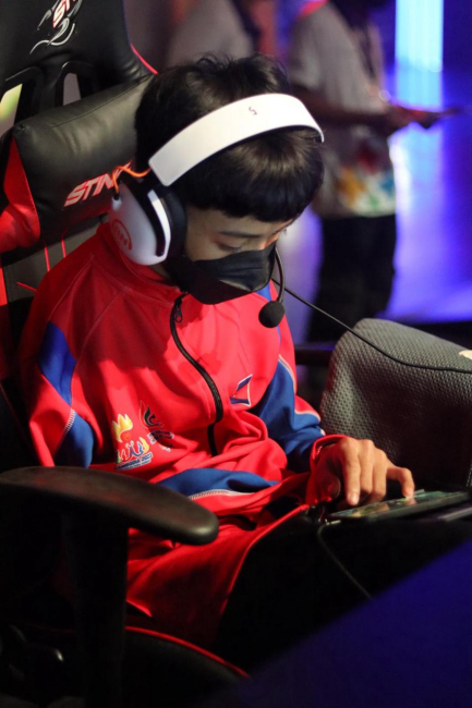 Cambodian player Vichet Sokchea playing with his only hand