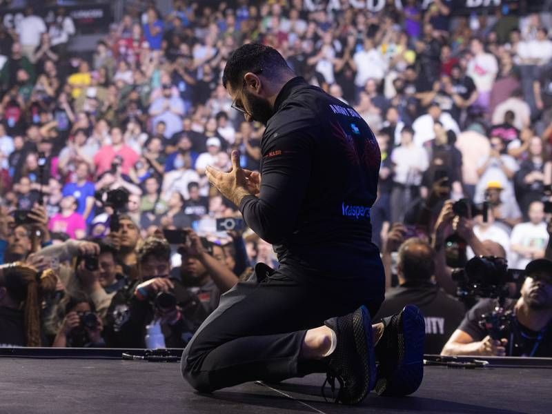 Amjad "AngryBird" Al-Shalabi preying on stage