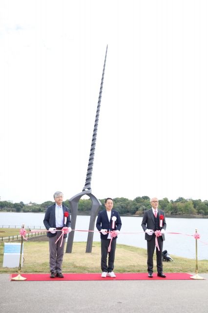 (From left) Ground Works President Kamimura, Mayor Shinzaki of Ube, President Yamaneko of Ube Steel (C) Khara