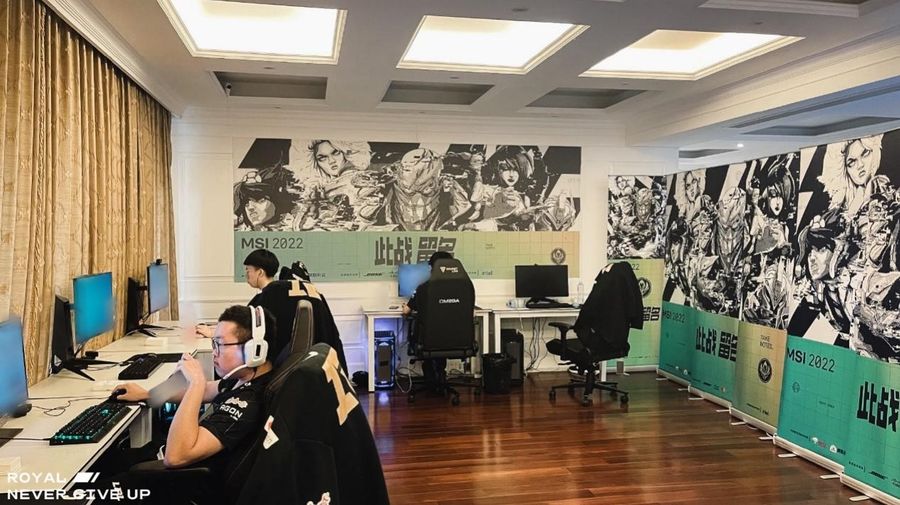 Photo of RNG esports players via Weibo