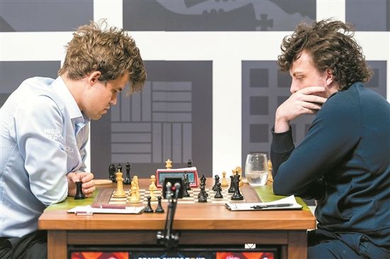 Magnus Carlsen & Hans Niemann (Right)