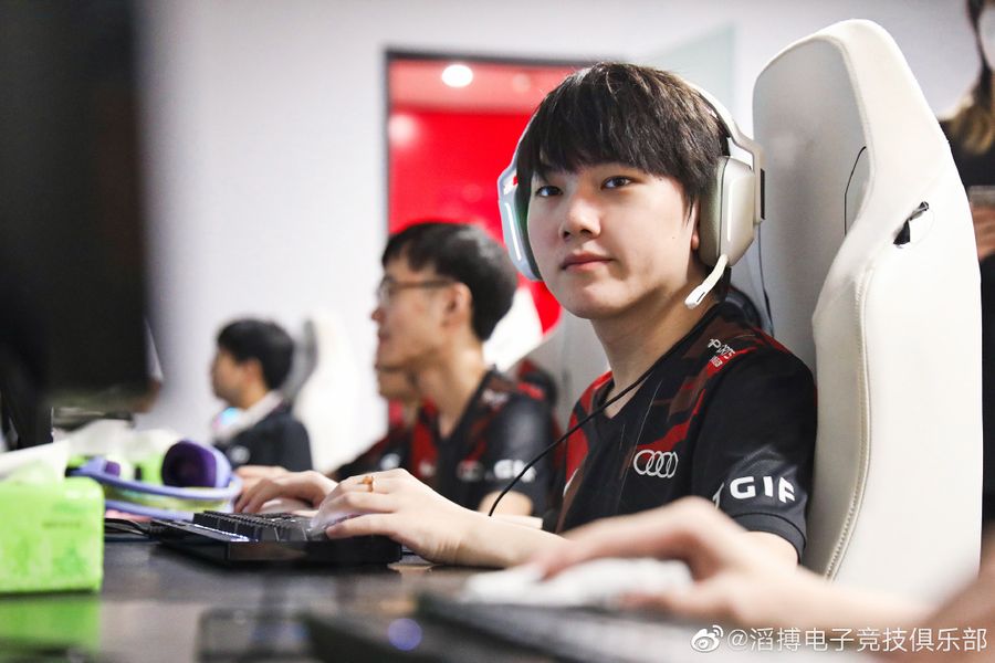 TES&rsquo; esports players